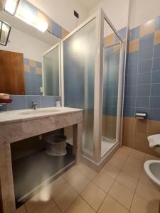 Koupelna v ubytování Hotel Rivadoro-Spiaggia ombrellone e lettini-Piscina-Parcheggio
