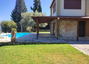 un cortile con piscina e padiglione di Villa Hra Lefkada a Nikiana