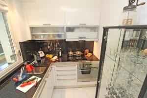 Η κουζίνα ή μικρή κουζίνα στο Residenza Ascomonte, Parterre, App 29 by HolAp SA