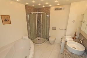 Ένα μπάνιο στο Residenza Ascomonte, Parterre, App 29 by HolAp SA