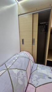 Ένα ή περισσότερα κρεβάτια σε δωμάτιο στο Cozy Private Room D at 3Z Transient House