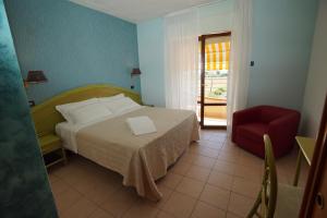 Postel nebo postele na pokoji v ubytování Hotel Rivadoro-Spiaggia ombrellone e lettini-Piscina-Parcheggio