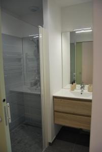 Phòng tắm tại Le Logis de Raphabel