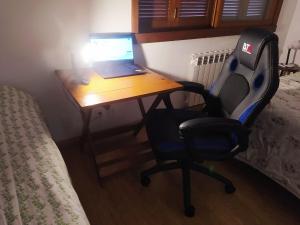 Mynd úr myndasafni af Suíte no Coração de Canela WiFi Calefação 10m Catedral e Box Coberto Carro í Canela