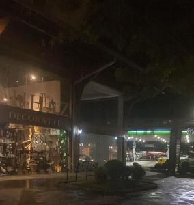 Mynd úr myndasafni af Suíte no Coração de Canela WiFi Calefação 10m Catedral e Box Coberto Carro í Canela +19 myndir