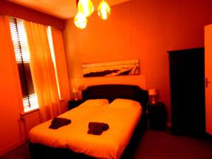 A bed or beds in a room at Hotel Kuiperduin