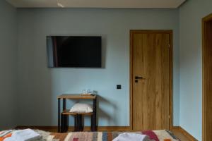 TV a/nebo společenská místnost v ubytování AINO Hotel