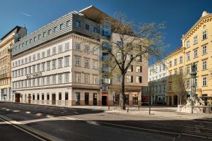 un grande edificio bianco su una strada cittadina di Radisson Blu Das Triest Hotel, Vienna a Vienna