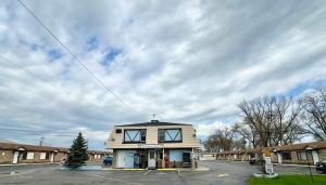 a small building with windows on top of a street at Des Plaines Motel By OYO O'Hare Airport Chicago in Des Plaines