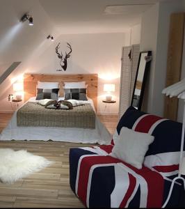 a bedroom with a large bed and a couch at Loft duplex neuf 65m2 (clim) au coeur de La Baule les Pins in La Baule