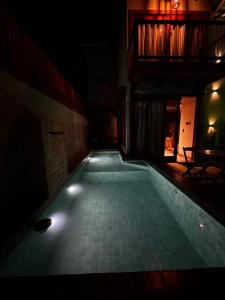 an empty swimming pool in a dark room at Marlim-azul Loft in Prado