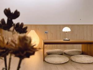 鹿港镇泊寓 boyü的一间有桌子和一些软垫椅子的房间