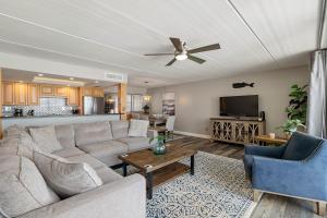 Μια τηλεόραση ή/και κέντρο ψυχαγωγίας στο 2br Condo With Direct Beach & Pool Views Nsb Fl
