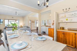 Kuchyň nebo kuchyňský kout v ubytování The Kleinmond Cottage by Host Agents