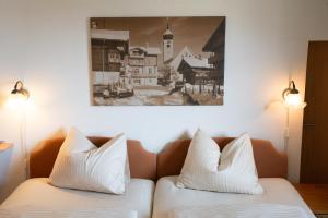 En eller flere senge i et værelse på Landhaus Ambiente