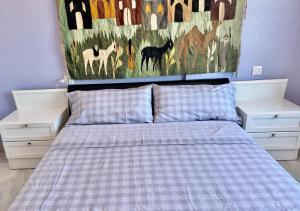 ein Schlafzimmer mit einem Bett mit karierter Bettdecke in der Unterkunft Hornillo Vistas al Mar in Águilas + 3 Fotos