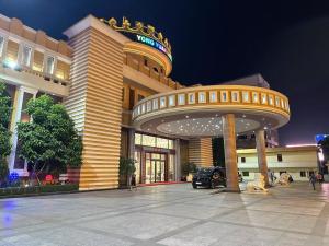 Phumĭ Bavĕt (2)巴域永源酒店的晚上有圆形入口的大型建筑