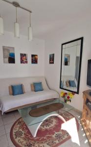 Χώρος καθιστικού στο Cute studio with garden and terrace,by the sea