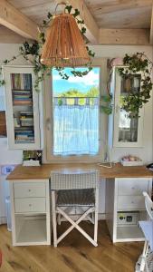 Pokój z biurkiem i oknem w obiekcie Mini casa con jardín w mieście Mungia +20 zdjęć
