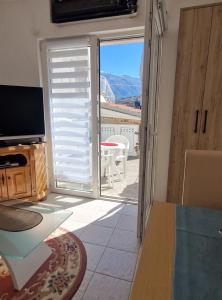 Μια τηλεόραση ή/και κέντρο ψυχαγωγίας στο Cute studio with garden and terrace,by the sea