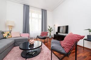 Fotografie z fotogalerie ubytování Charming Apartment with Balcony in Pařížská street with Free Garage v Praze