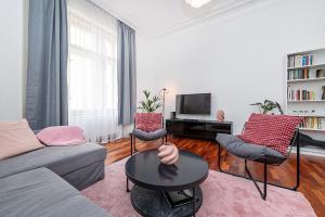 Fotografie z fotogalerie ubytování Charming Apartment with Balcony in Pařížská street with Free Garage v Praze