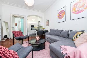 Fotografie z fotogalerie ubytování Charming Apartment with Balcony in Pařížská street with Free Garage v Praze