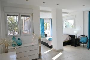 Los UrrutiasにあるVilla La Mariposaのベッドと2つの窓がある寝室 +33枚の写真