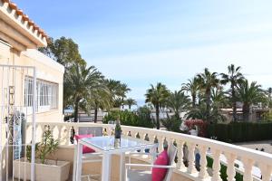 Los UrrutiasにあるVilla La Mariposaの海の景色を望むバルコニー(テーブル付)