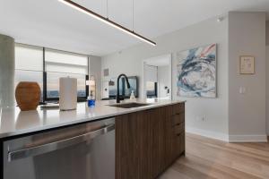 A kitchen or kitchenette at Avra Stylish Apartments Prime West Loop Location Near Union Park