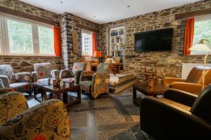 TV a/nebo společenská místnost v ubytování Hotel L'eau Vive