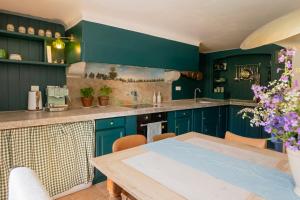 Kuchyň nebo kuchyňský kout v ubytování La Tannerie - St Antonin Noble Val + 35 fotografií