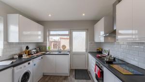 Dapur atau dapur kecil di Altham Place-Free Parking Space