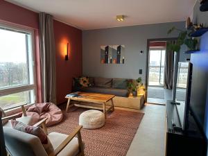 Ruang duduk di Top of the Lake - two bedrooms, free parking