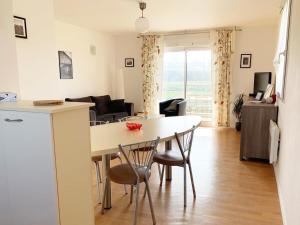 Una cocina y una sala de estar con mesa y sillas. en Terrasse de l'aber Roscoff, en Roscoff 27 fotos más