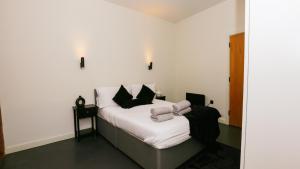 Postel nebo postele na pokoji v ubytování StayZo_Nichols Building_Spacious 3-Bedroom Apartment