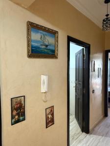 Un pasillo con un cuadro en una pared con un teléfono. en Casablanca studio, en Casablanca