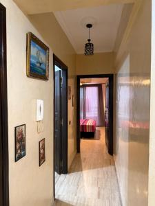 un pasillo que conduce a una habitación con 1 dormitorio en Casablanca studio, en Casablanca