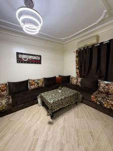 una sala de estar con un sofá y una mesa en Casablanca studio, en Casablanca