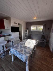 Piccola camera con letto e tavolo. di Joli chalet, jardin clos, terrasse, 2chambres a Saint-Germain-sur-Ay