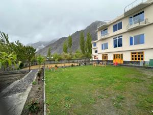 un edificio con un patio delante de un edificio en Relax Inn Skardu, en Skardu