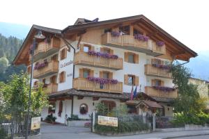 budynek z balkonami po jego stronie w obiekcie HOTEL La Locanda w mieście Pinzolo