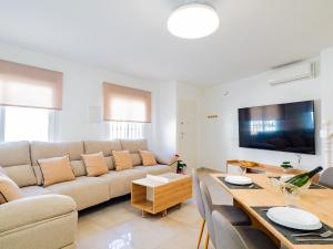 ein Wohnzimmer mit Sofa und Tisch in der Unterkunft Cubo's La Perla Town Center House in Alhaurín el Grande