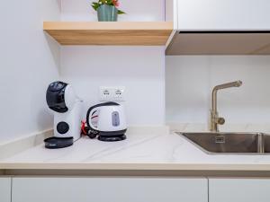 einem Mixer, der auf einer Theke in einer Küche sitzt in der Unterkunft Cubo's La Perla Town Center House in Alhaurín el Grande + 49 Fotos