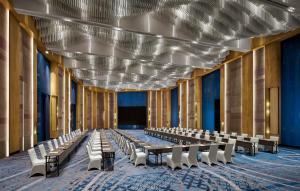 万隆Hotel Indigo Bandung Dago Pakar by IHG的大楼内一间空房,配有桌椅 更多37张照片