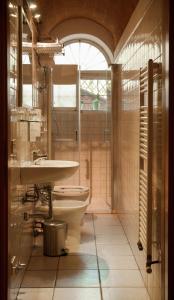 Bed & Tower في بيزا: حمام مع حوض ومرحاض