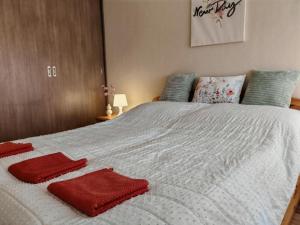 Ένα ή περισσότερα κρεβάτια σε δωμάτιο στο Oliva Apartman Szentes