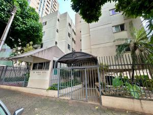 a building with a gate in front of a building at Apartamento de 3 quartos no setor Bueno na AV T 30 proximo da Videira in Goiânia