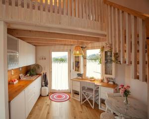 kuchnia z biurkiem i stołem w pokoju w obiekcie Mini casa con jardín w mieście Mungia
