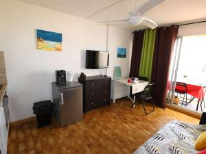 Televízia a/alebo spoločenská miestnosť v ubytovaní Studio Cabine 4 pers proche mer et commerces - FR-1-307-208